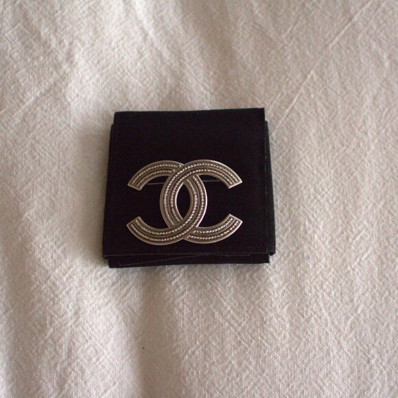 *NEW* CHANEL BROOCH - Picture 2 of 7